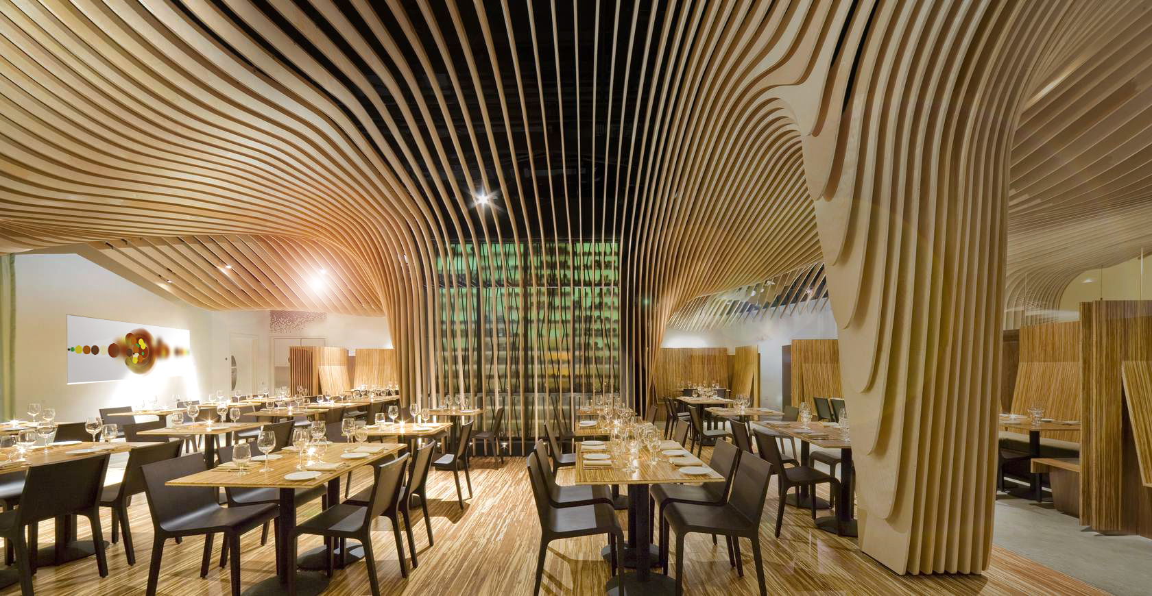 Innenarchitektur des Restaurant UMAMI: Die Decke besteht aus lamellenförmigen Holzschichten. An den Wänden sind Bildern aus der Geschmacksvisualisierung.