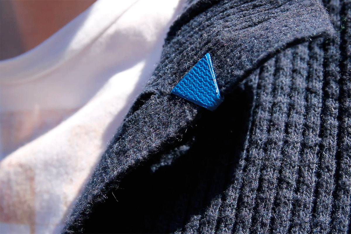 Dreiecks haptag an einem dunkel-blauen Kleidungsstück