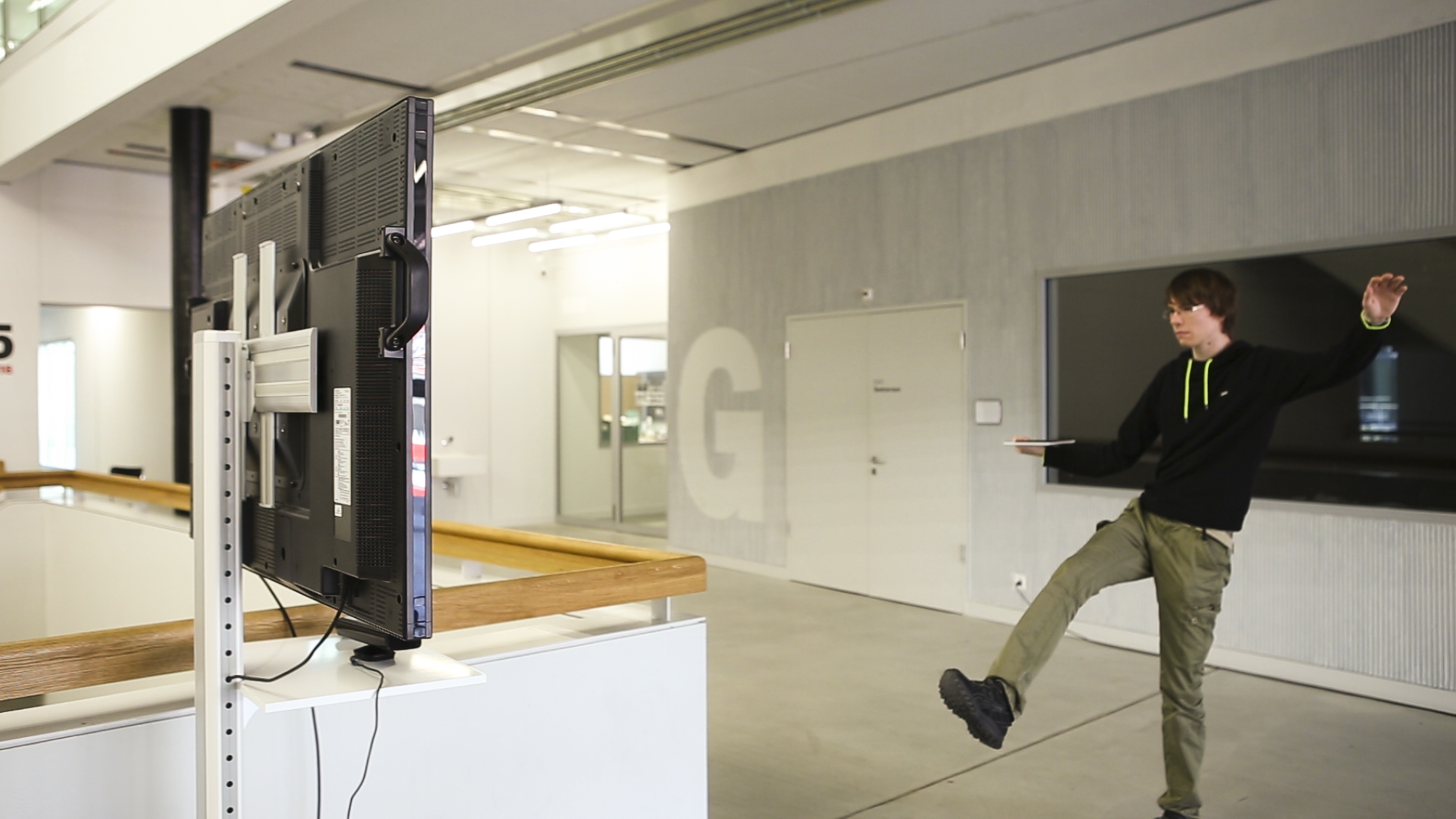 Programmierer Simon Gloor testet «Sei borg». Lustige Pose: Einbeinig und mit beiden Armen in der Luft. In der rechten Hand Tastatur